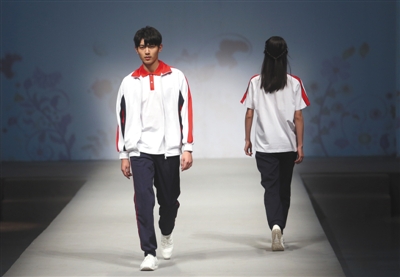 100名中小学生“模特”T台秀校服