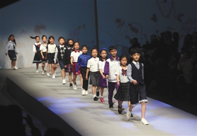 100名中小学生“模特”T台秀校服