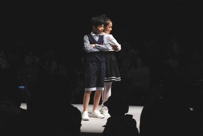 100名中小学生“模特”T台秀校服