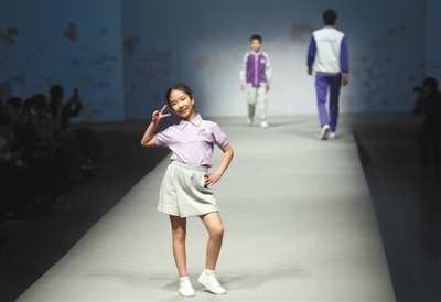 100名中小学生“模特”T台秀校服