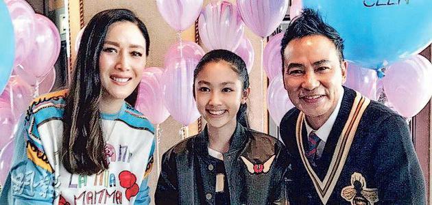 任达华(右)与琦琦(左)的女儿任晴佳(中),现在13岁的她身高已170cm。